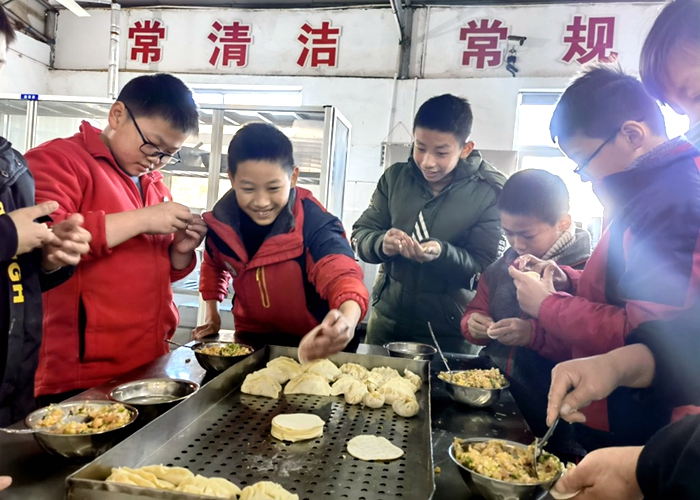 小學(xué)部組織留守兒童開展“包餃子 吃蛋糕 迎新年”活動(dòng)